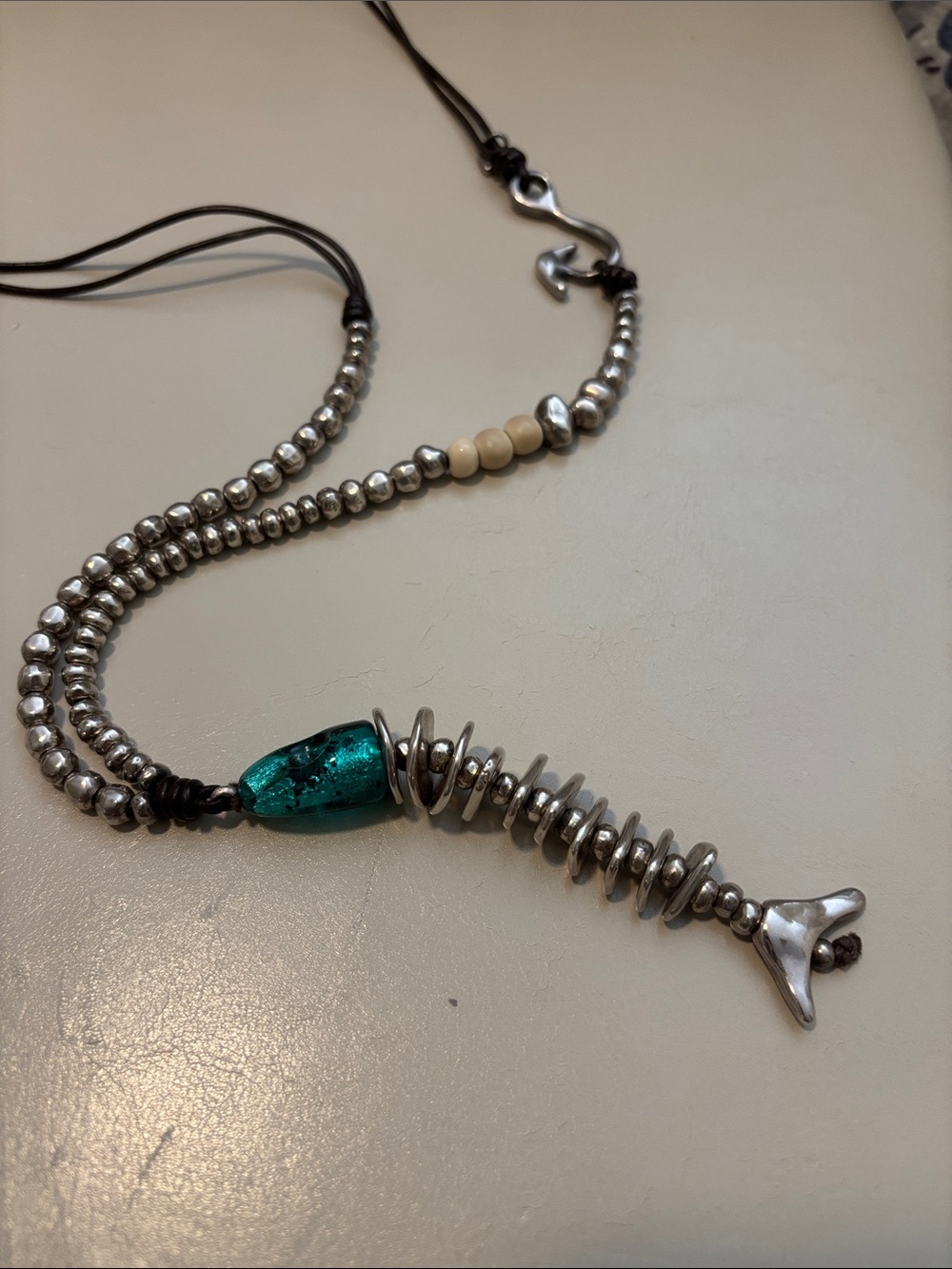 UNO de 50 Turquoise and Silver Fish Pendant Necklace - Picture 4 of 6